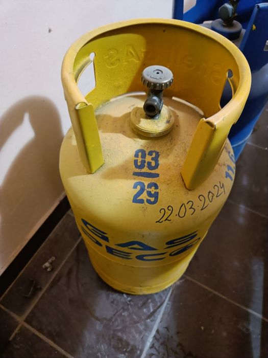 Vând două butelii pentru gaz