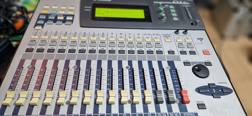 Yamaha 01v digotal mixer