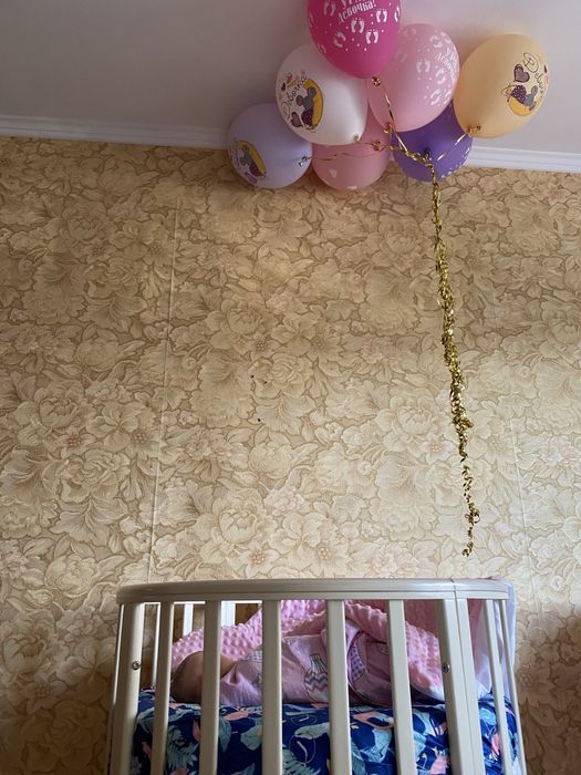 Детская кровать с подушками