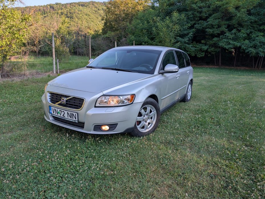 Vând volvo v50 .