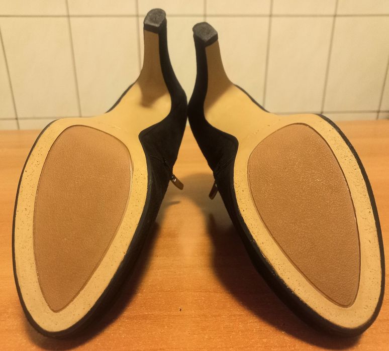 Botine Clarks negre, piele întoarsă naturala.