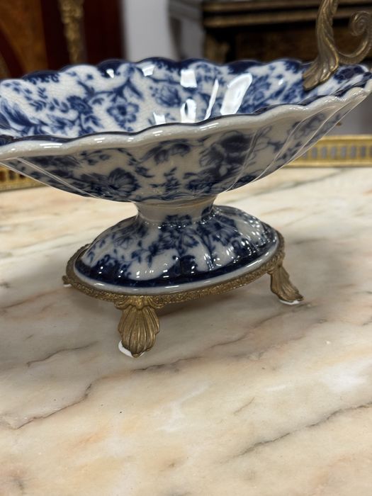 Bomboniera deosebita din portelan si elemente bronz