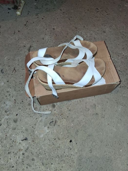 Vând sandale dama,modele foarte frumoase