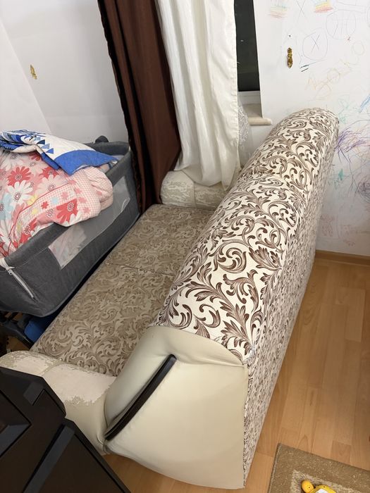 Компьютерный стол и диван