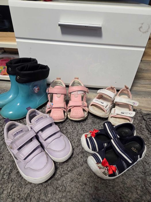 Маратонки за момиче adidas 26  номер и пантофи за момиче 26