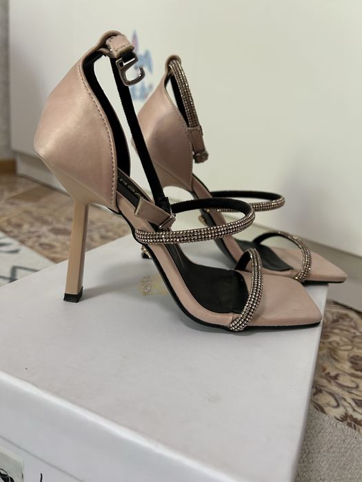 Босоножки на высоком каблуке