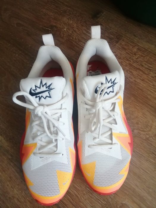 Vând adidași Nike aproape noi
