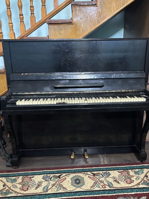 фортепиано черное пианино.