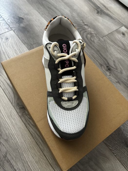 Сникърси на марката Gioseppo!