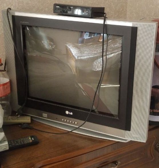 Televizor lg ustidagi kelly aparati bilan