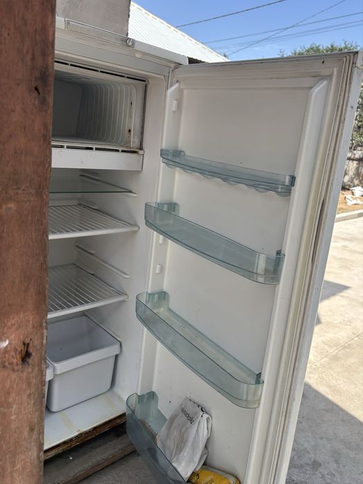 Продам холодильник малинки