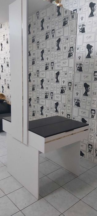 Продаю комод с зеркалом парикмахерскую