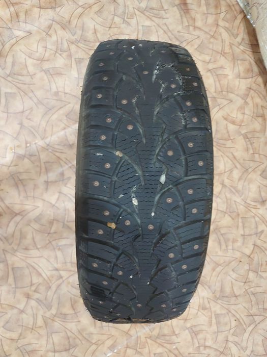 Продам  зимние покрышки с шипами