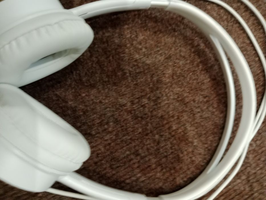 Наушники белыйе.