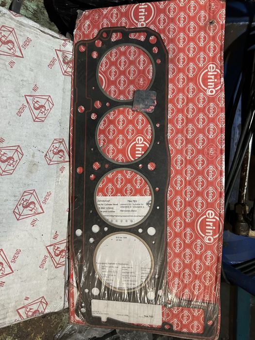 Продам запчасти на 124 мерседес.