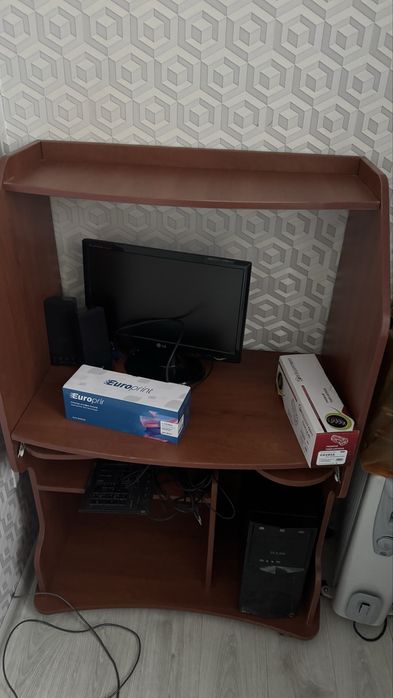 Стол и компьютер в подарок