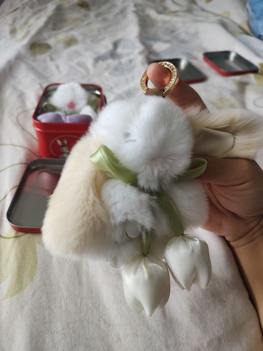 Breloc iepuraș fundiță lalea+ cutie