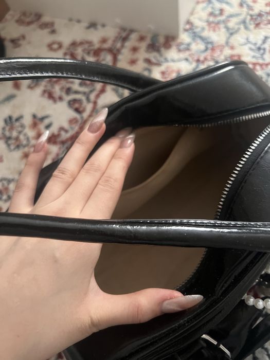 черная лакированная сумочка