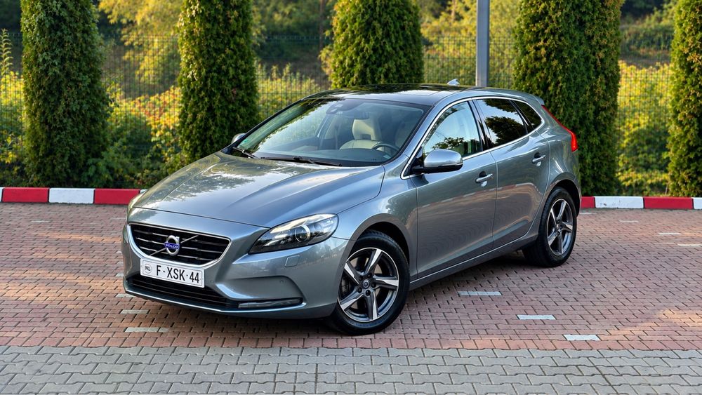 VOLVO V40 D4//  Xenon// Panoramic //Navigatie // Camera marsalirr // Park Assist //