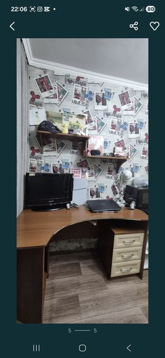 Угловой стол с тумбочкой и полкой