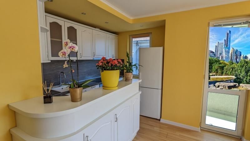 Дава се под наем Тристаен апартамент в Пловдив, Център - 76 кв.м за 650 € - Снимка #4