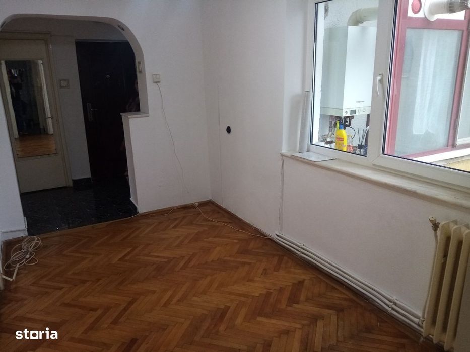 Apartament 4 camere decomandat,Simeria- zonă centrală