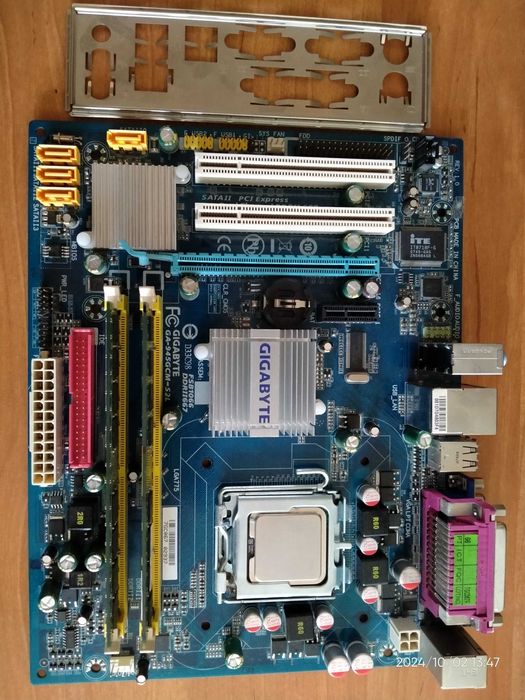 Материнская плата 775 с процессором и памятью