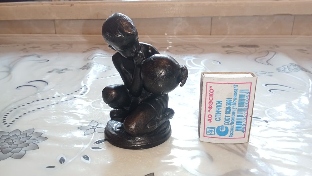 Статуэтка мальчик надувающий мяч. Каслинское литьё