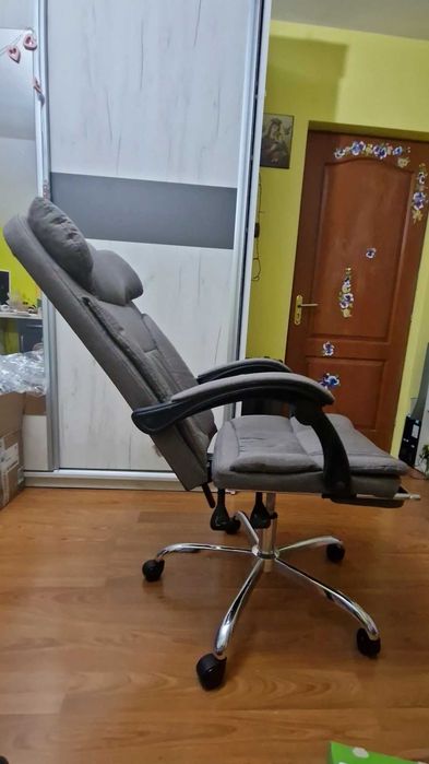 Scaun de birou ca nou, cu spatar rabatabil si suport pentru picioare