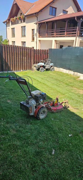 Motocoasa lama si gazon