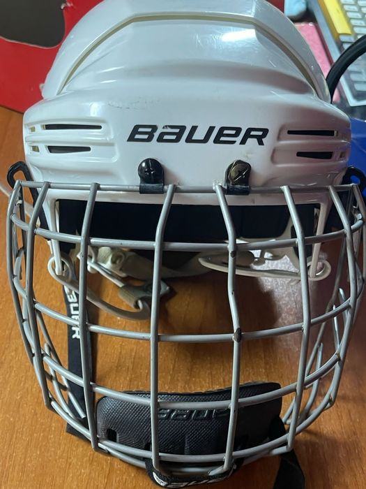 Продам хоккейный шлем