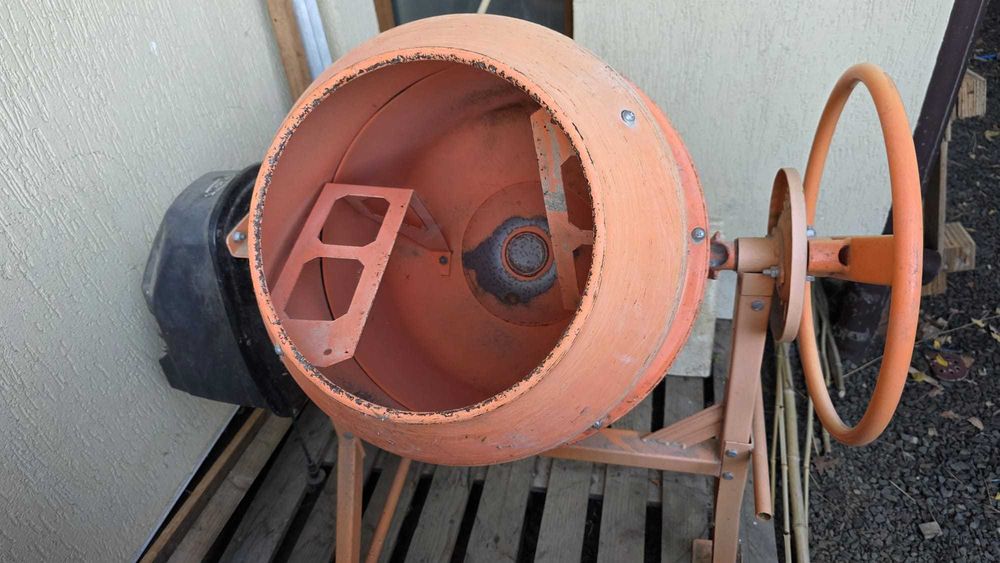 Betoniera electrica, cu capacitatea de 120 litri