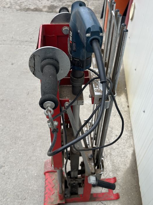 Mașină de montaj ergonomică pentru combinație tub-șurub