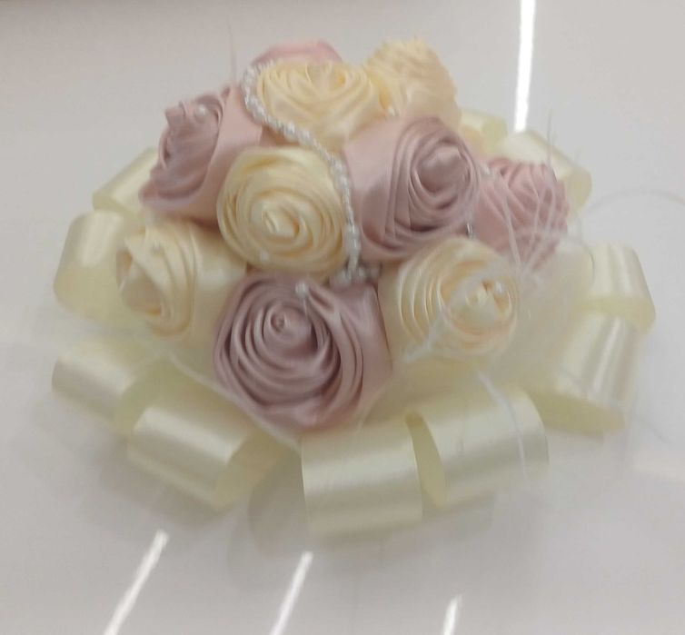 Уникални букети от сатенени рози