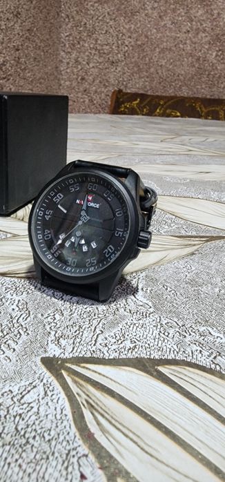 Продаются Смарт часы и простые за пару 200000 сум