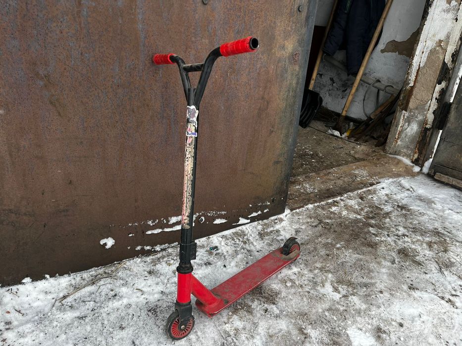 Три велосипеда, самокат.