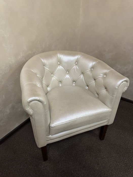 Продам кожаные кресла