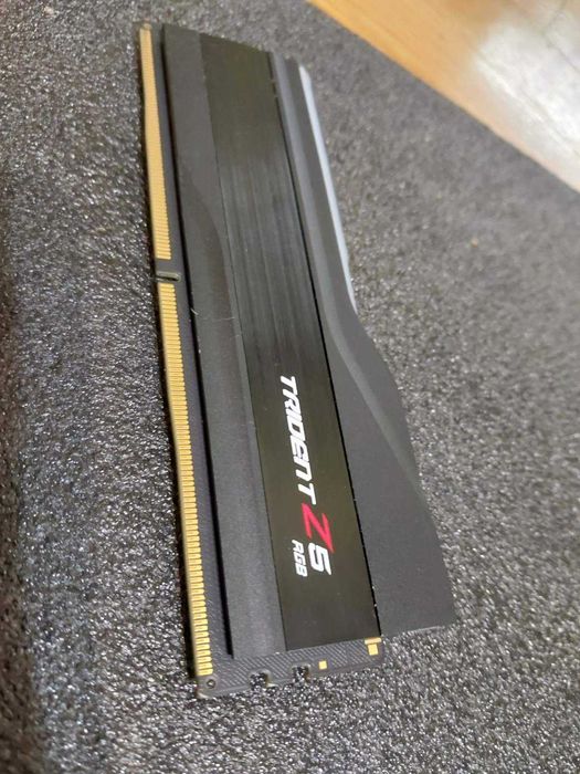 24GB DDR5 8000MT/s CL40 - G.Skill TridentZ RGB , част от кит 48GB