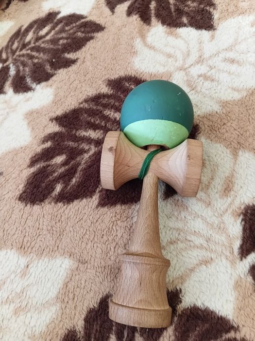 Kendama premium cu grip foarte bun si cu gaura in beasecup