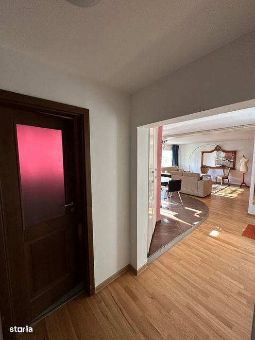 Apartament cu 3 camere, balcon și parchet din lemn