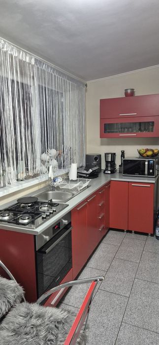 Mobila de bucatarie rosie