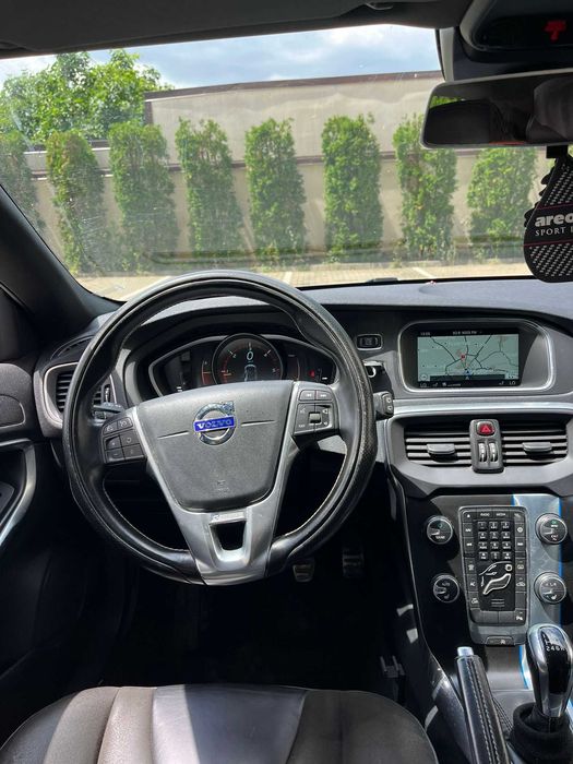 Volvo v40 R line design