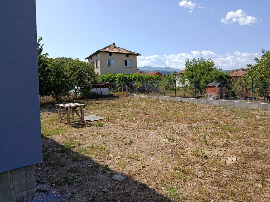 Продава къща с. Сливница до гр. Кресна