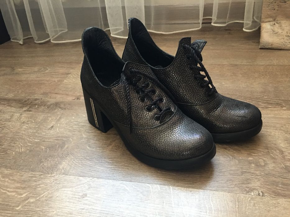 Женские ботинки на толстом каблуке 38 размера