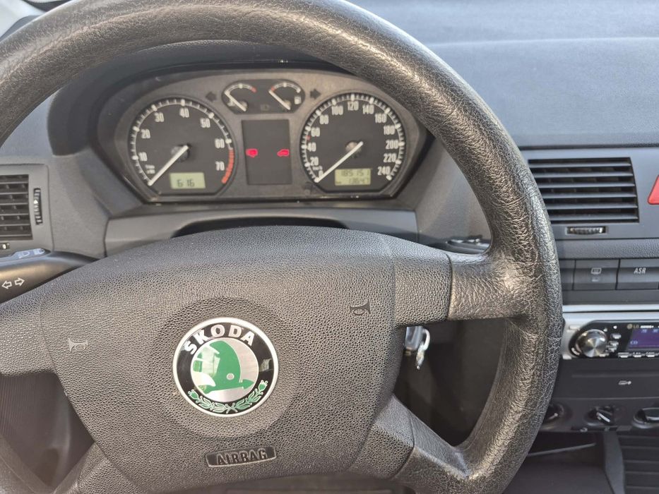 Skoda fabia an 2003 motor 1.4 benzina km reali 185000 de mi acte la zi