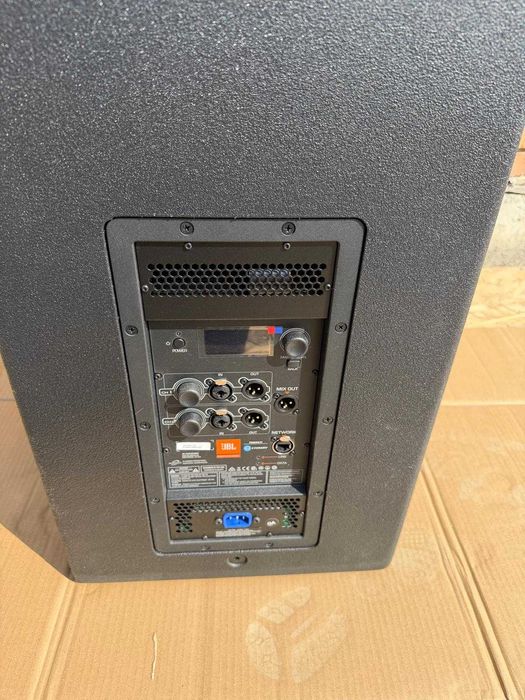 JBL SRX835P boxa activa pe 3 cai