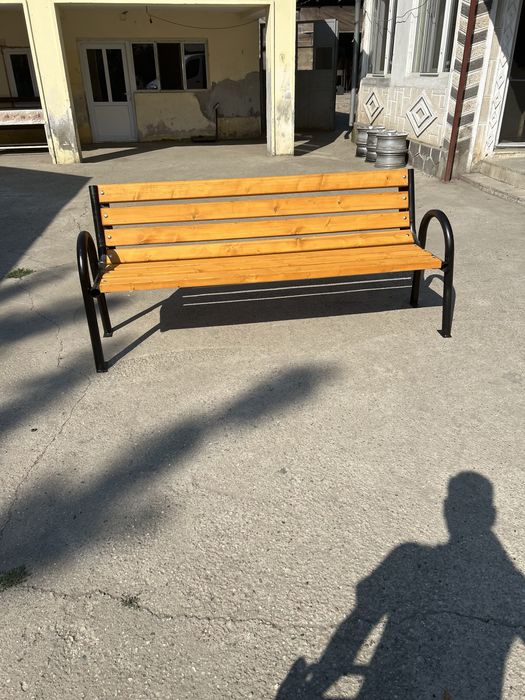 Vand bancute de parc si cosuri de gunoi