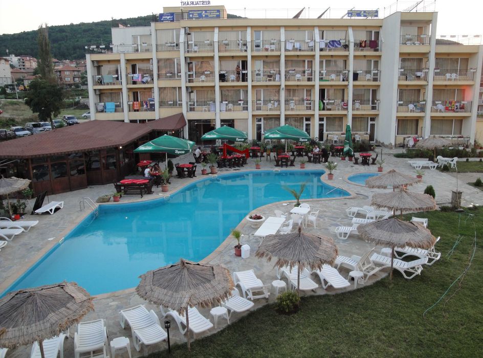 Продава се Хотел в Обзор - 1560 кв.м за 484 €/кв.м - Снимка #2