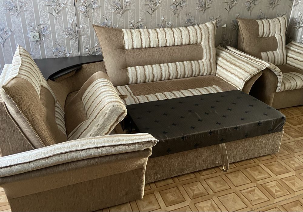 Угловой диван в хорошем состоянии