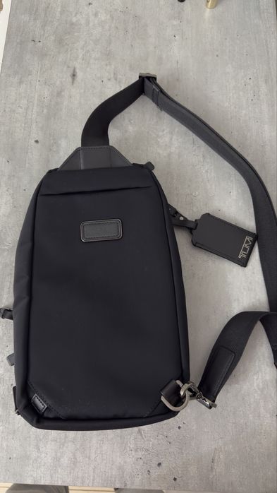 Продам слинг сумку Tumi